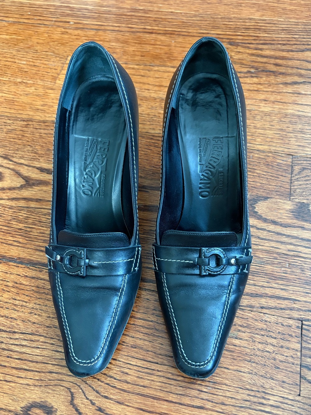 Vtg Salvatore Ferragamo Black Leather Gancini Contrast Stitch Loafer Pumps 7C